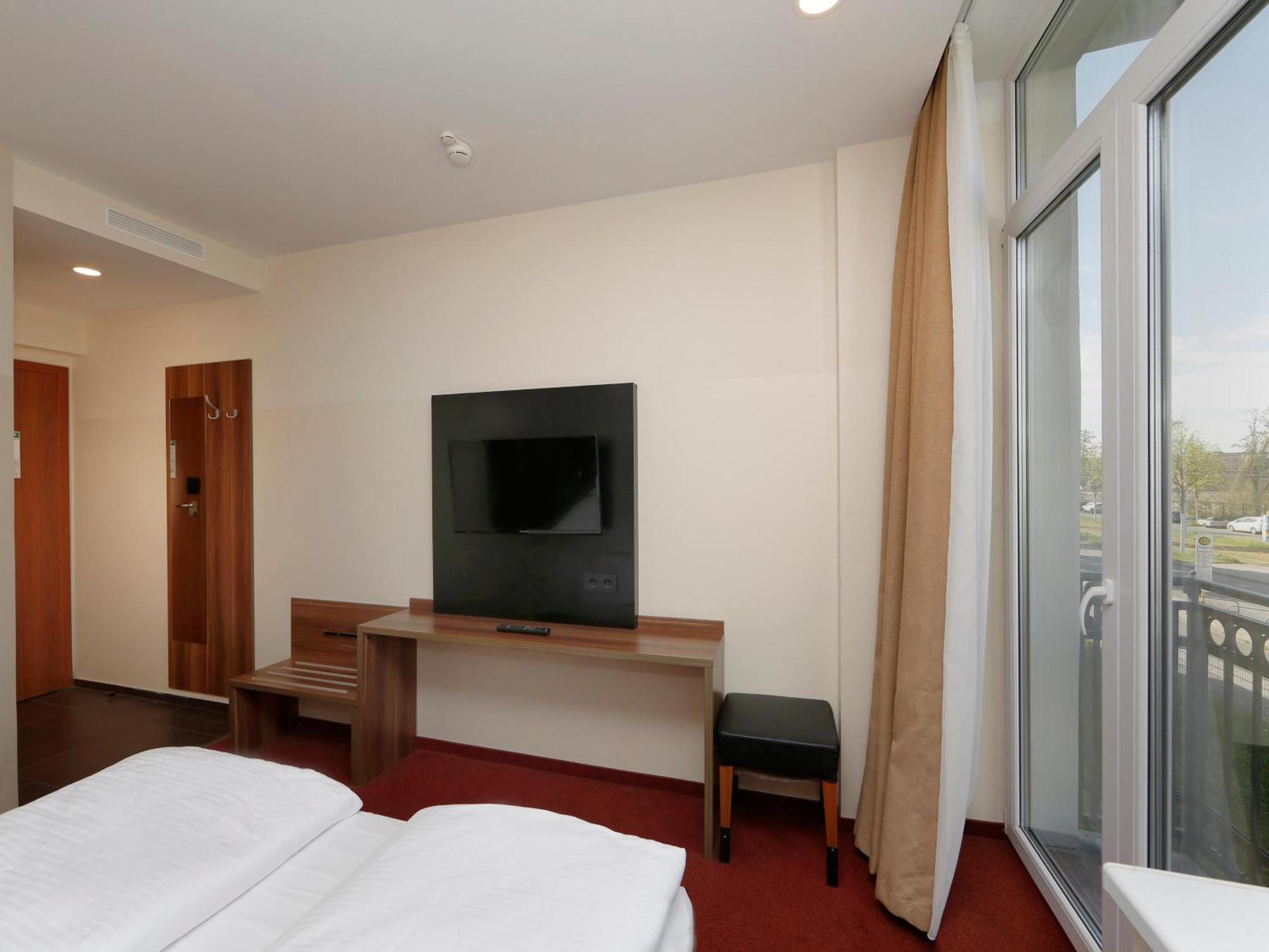 B&B Hotel Berlin-Adlershof Екстериор снимка
