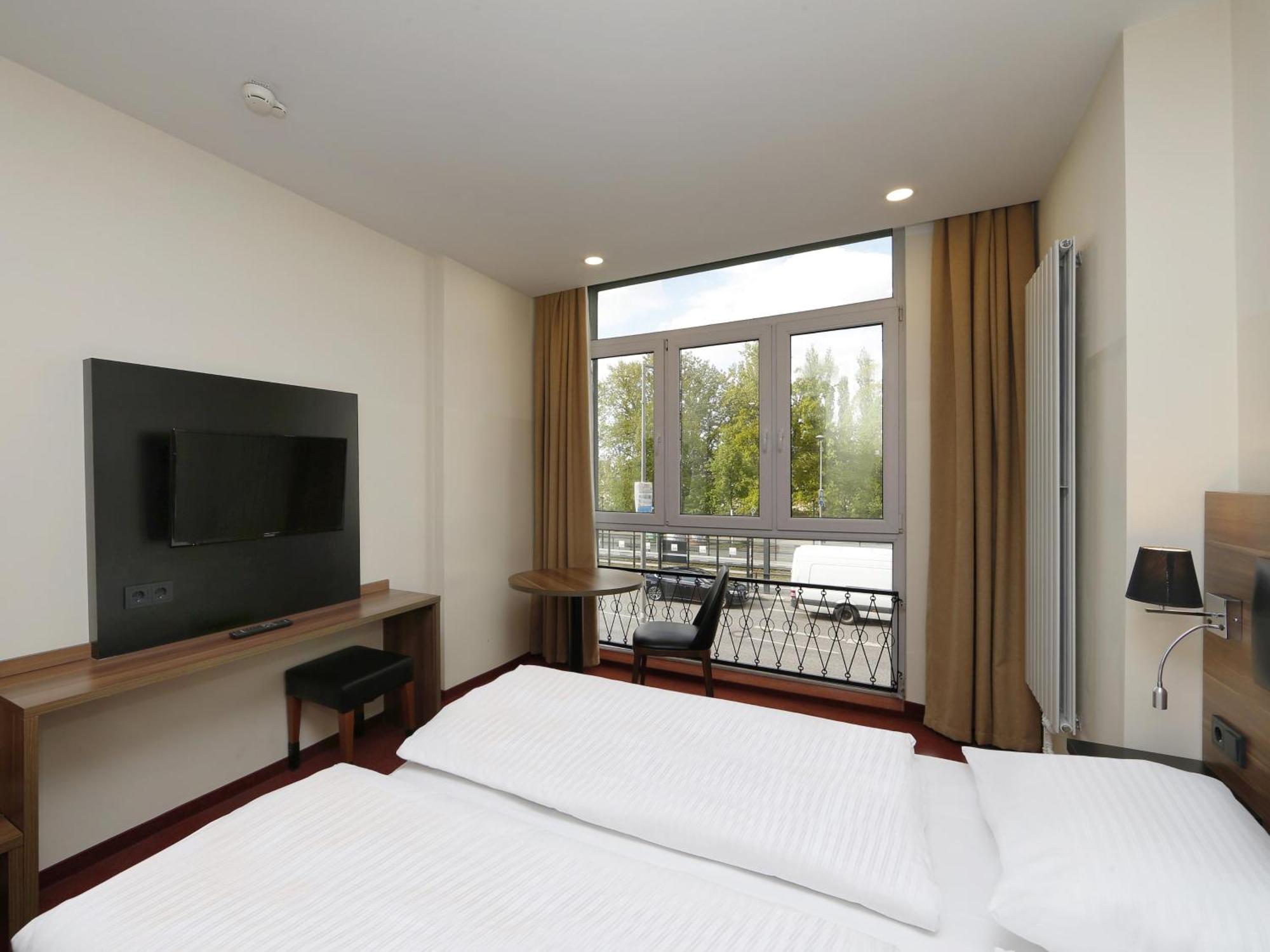 B&B Hotel Berlin-Adlershof Екстериор снимка